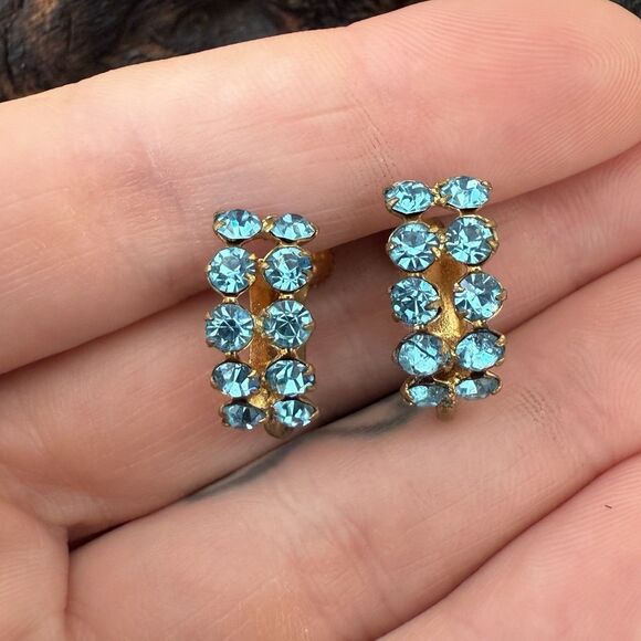 Vintage Austrian Crystal Screw Back Earrings Aqua Blue Round Prong Gold Tone - Picture 2 of 6